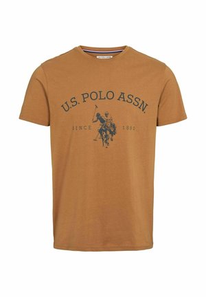 Brązowy t-shirt z krótkim rękawem z napisem „U.S. POLO ASSN.”, grafiką dwóch zawodników polo na koniach oraz napisem „Since 1890” poniżej.