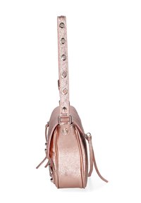 Borsa a mano metallic rosa chiaro con finitura testurizzata, dotata di una tracolla con borchie e chiusura a zip. Forma ovale compatta con una maniglia laterale.
