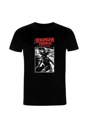 Sort T-shirt med rød "Stranger Things"-tekst og en sort-hvid grafik af seriens Demogorgon-monster i kampstilling.