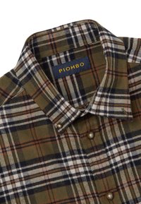 Kariertes Flanellhemd in Grün, Schwarz und Weiß mit orangefarbenen Akzenten. Verfügt über einen Knopfkragen und ein gebrandetes Etikett in Blau.