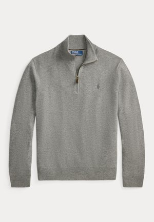 Pull gris à manches longues avec fermeture éclair au quart, poignets et ourlet côtelés, et un petit logo brodé sur la poitrine gauche.