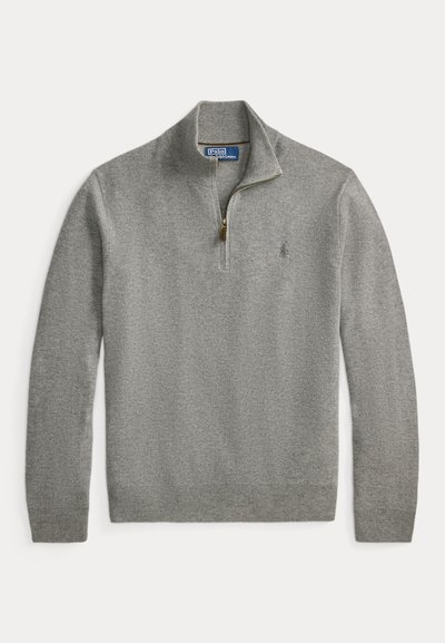 Jersey gris de manga larga con cremallera hasta el pecho, puños y bajo acanalados, y un pequeño logo bordado en el pecho izquierdo.