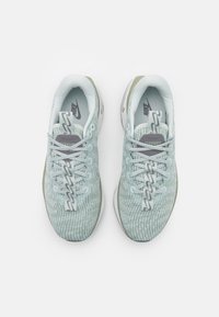 Nike Performance MOTIVA - Tenisice za cestovno trčanje - light silver/metallic silver/jade horizon/smoke grey/summit white