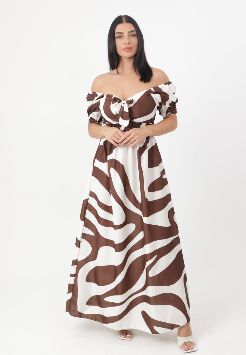 Robe maxi avec un motif abstrait en tourbillon marron et blanc, design décolleté, et taille élastique, fabriquée en tissu lisse.