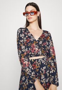 ONLY Tall ONLPELLA SKIRT - Saia evasé - night sky/wild flowers