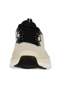 Beige och svarta sportskor med en texturerad ovandel, vadderad plös, svarta snören och en gummisul med ett mönstrat grepp.