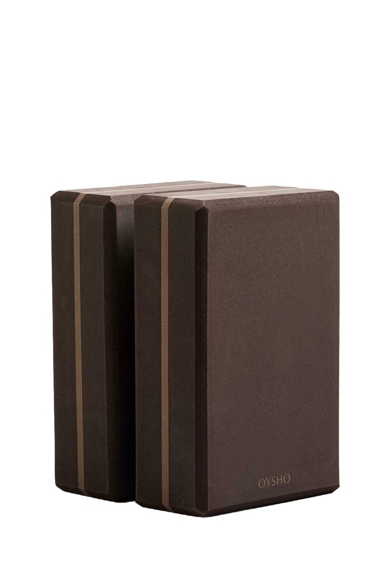 Hnedé joga bloky s hladkou textúrou, s elegantným dizajnom a vodorovnými béžovými pruhmi. Označené logom "OYSHO".