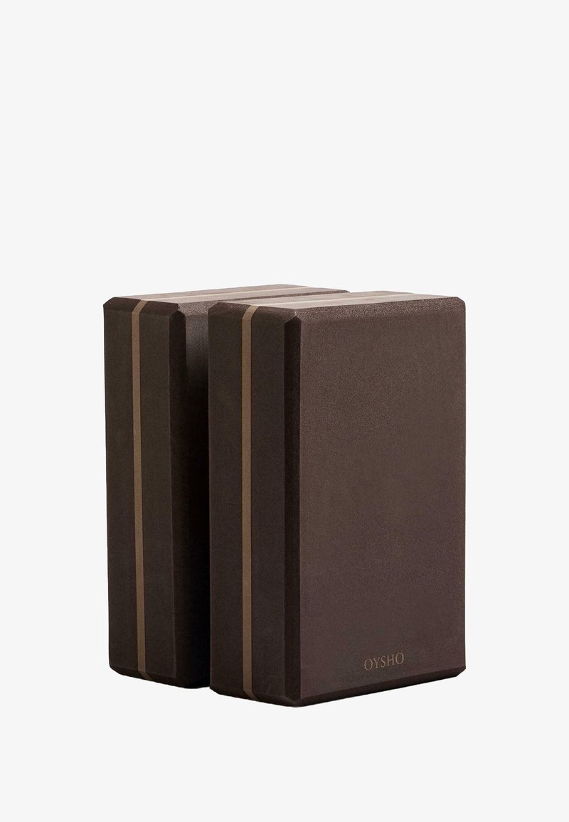 Hnedé joga bloky s hladkou textúrou, s elegantným dizajnom a vodorovnými béžovými pruhmi. Označené logom "OYSHO".