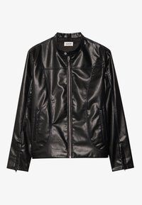 Giacca in finta pelle nera con colletto alto, chiusura zip, due tasche laterali e dettagli di cucitura a contrasto. Texture liscia, design aderente.