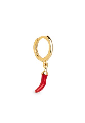 Boucle d'oreille créole en or avec un petit pendentif en forme de piment rouge suspendu, sur fond blanc.