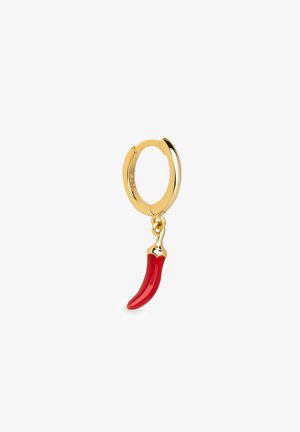 Boucle d'oreille créole en or avec un petit pendentif en forme de piment rouge suspendu, sur fond blanc.