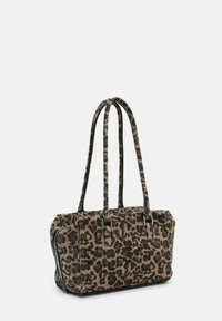 Torba na ramię z materiału w panterkę, z dwoma długimi paskami, zamkiem błyskawicznym i czarnymi akcentami. Charakteryzuje się zaokrąglonymi rogami i zwartą konstrukcją.