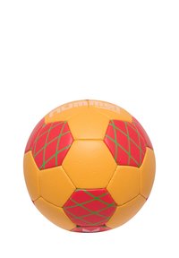 Żółta i czerwona piłka nożna z zielonymi wzorami w romby, wykonana z gładkiego materiału syntetycznego, z wytłoczonym brandingiem "Hummel Classic Kids."