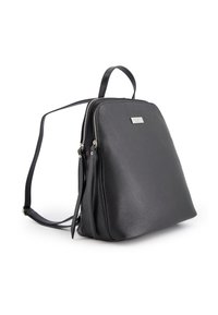 Černý texturovaný kožený batoh s dvojitými zipovými přihrádkami, horní rukojetí a nastavitelnými ramenními popruhy na bílém pozadí.