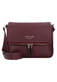 Borsa a tracolla in pelle bordeaux con finitura testurizzata, dotata di un compartimento con zip e hardware in tonalità argento. Inclusa una tracolla regolabile.