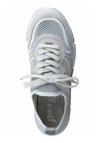 Scarpa sportiva bianca con tomaia in rete e tessuto, punta arrotondata, spesse stringhe bianche e collo imbottito; suola in gomma con dettagli minimi.