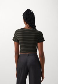 Pieces PCFOLLY CROP - Apdrukāts T-krekls - dark gull gray/black