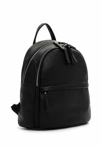 Mochila de cuero negra con superficie texturizada, forma redondeada, dobles cremalleras y bolsillo frontal. Cuenta con correas de hombro ajustables y un asa superior.