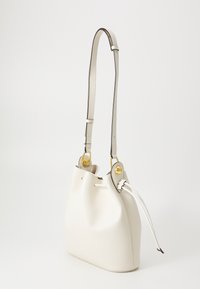 Borsa a secchiello bianca in pelle con una texture liscia, tracolla regolabile, dettagli in metallo dorato e chiusura con coulisse.