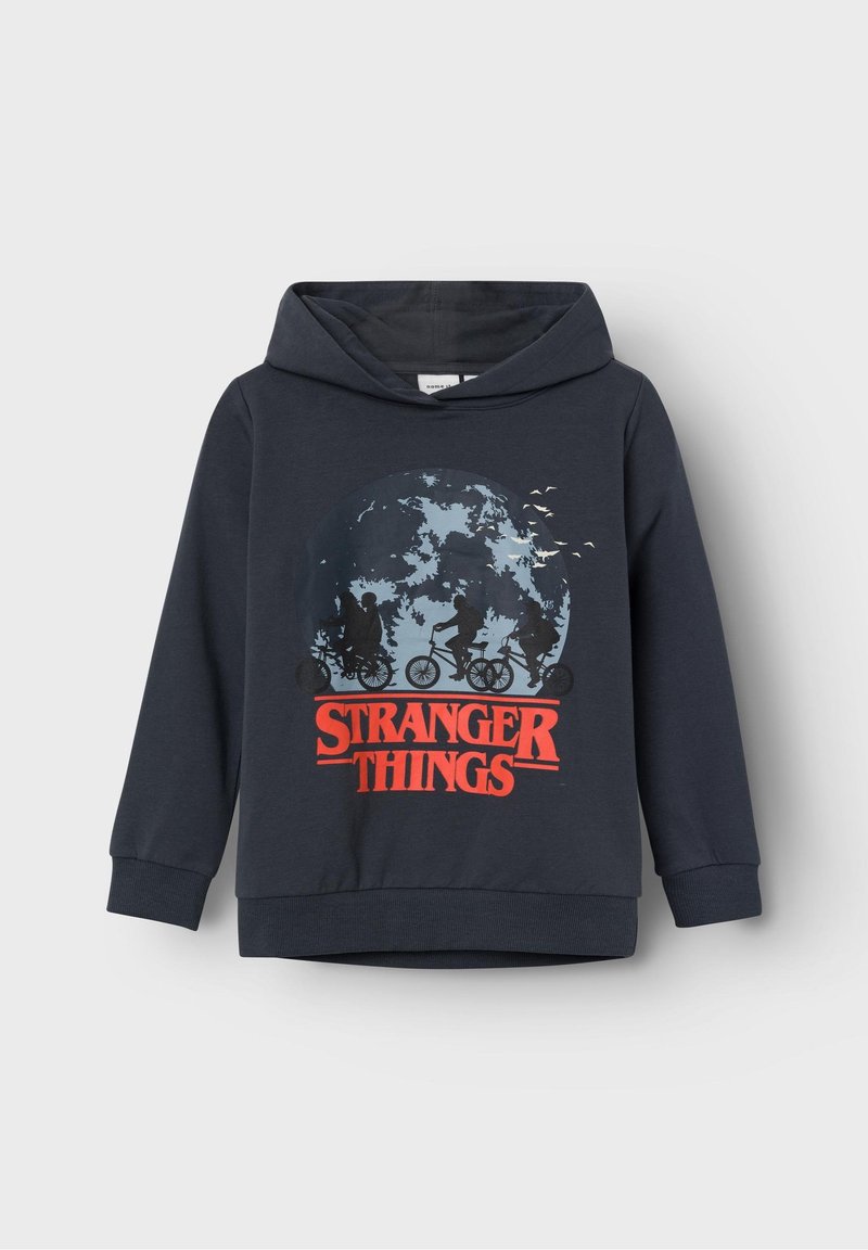 Sweat à capuche bleu foncé avec le logo Stranger Things en rouge, illustré de silhouettes d'enfants à vélo devant un grand fond de pleine lune.