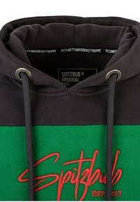 Kapuzensweatshirt mit einem grün-schwarzen Farbblockdesign, rotem besticktem Text "Spitzbub EST. 2017" und grauem Kordelzug.