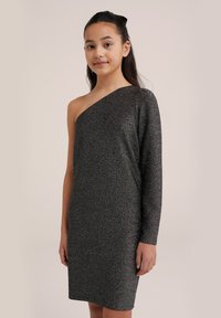 Asymmetrisk klänning med ena axeln bar i svart med silverglitter, figurnära silhuett, lång ärm, mjuk textur, knälång design.