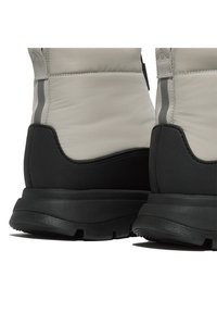 Grijze geïsoleerde boots met een getextureerde zwarte rubberen zool. Bevat een gladde bovenkant met contrasterende zwarte accenten en zijstiksels.