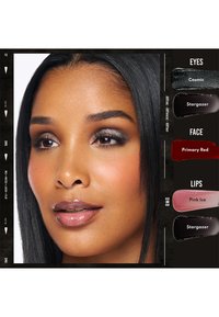 Donna con la pelle liscia indossa un ombretto scuro scintillante, un blush rosato sottile e labbra lucide rosa; i colori del trucco sono etichettati accanto al suo viso.