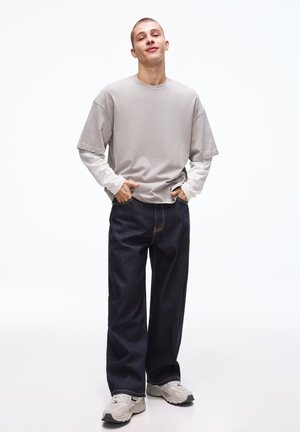 Bershka EMBROIDERED BARREL-LEG - Vrečaste kavbojke - royal blue