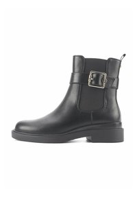 Botine negre până la gleznă, din piele sintetic�ă netedă, cu vârf pătrat, talpă plată, panouri laterale elastice și detaliu decorativ cu cataramă.
