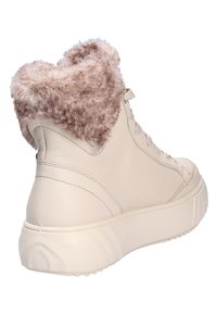 Baskets hautes en cuir beige avec un col en fausse fourrure moelleux, une semelle blanche épaisse et un devant lacé avec des détails de couture subtils.