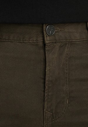 Los pantalones de mezclilla marrón cuentan con un cierre de botón, una textura sutil y un clásico diseño de cinco bolsillos, con detalles de costura a lo largo de las costuras.