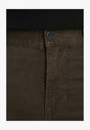 Bruine denimbroek met een knoopsluiting, subtiele textuur en een klassieke vijf-pocket ontwerp, met stikdetails langs de naden.