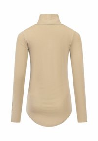 Haut beige à manches longues avec un col montant, texture côtelée et un ourlet arrondi, présentant un design ajusté et un tissu doux.