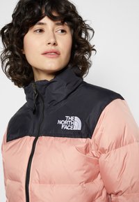 The North Face RETRO NUPTSE JACKET - Casaco de penas - rose dawn