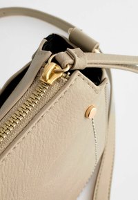 Next SADDLE STANDARD - Keresztpántos táska - bone cream
