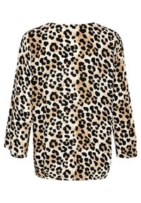Top con stampa leopardata, realizzato in tessuto morbido con una palette di colori beige e nero. Vestibilità ampia con maniche a 3/4 e scollo rotondo.