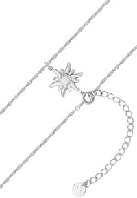 Sudraba ķēdes kaklarota ar savītu saites dizainu un saules formas piekariņu ar gludu virsmu, apaļu centru un viļņveida stariem.