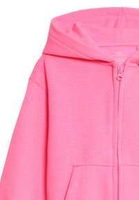 Rosa Zip-Up Hoodie aus weichem Stoff, mit großer Kapuze, Fronttaschen und einem glatten Reißverschluss mit passenden farbigen Beschlägen.