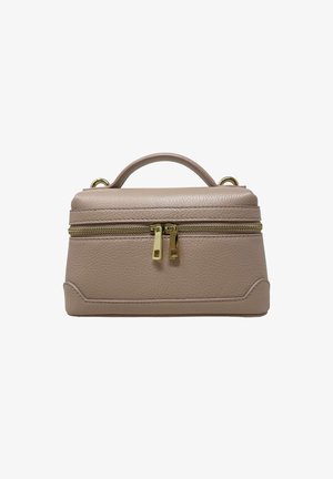 Borsa a mano rettangolare strutturata in morbida pelle beige, con manico superiore, doppia cerniera con finiture dorate e sottili accenti testurizzati.