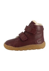 Dětská tmavě hnědá kožená bota s béžovým fleece podšívkou, dvojicí suchých zipů a světle hnědou gumovou podrážkou, boční pohled.
