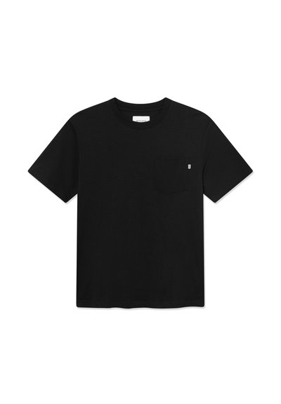 Μαύρο βαμβακερό T-shirt με κοντά μανίκια, στρογγυλή λαιμόκοψη και τσέπη στο στήθος με μικρή λευκή ετικέτα στη δεξιά πλευρά.
