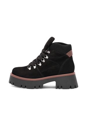 Bottes cheville en suède noir avec une semelle en caoutchouc épaisse, lacets sur le devant, et col en tricot côtelé ; dotées de ferrures argentées et d'accents marron.