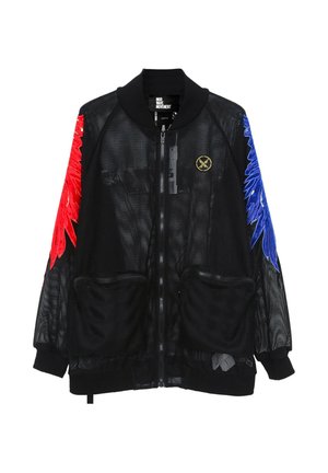 Chaqueta negra de malla con cremallera con diseño de pluma roja en la manga izquierda, diseño de pluma azul en la manga derecha, bolsillos delanteros y pequeño logo dorado redondo en el pecho.