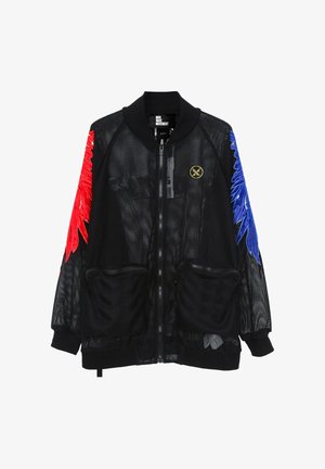 Chaqueta negra de malla con cremallera con diseño de pluma roja en la manga izquierda, diseño de pluma azul en la manga derecha, bolsillos delanteros y pequeño logo dorado redondo en el pecho.