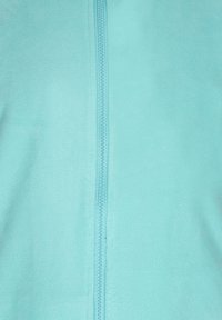 Helleblaue Fleecejacke mit einem Vorderreißverschluss und einer weichen Textur. Es sind keine Muster oder Verzierungen sichtbar.