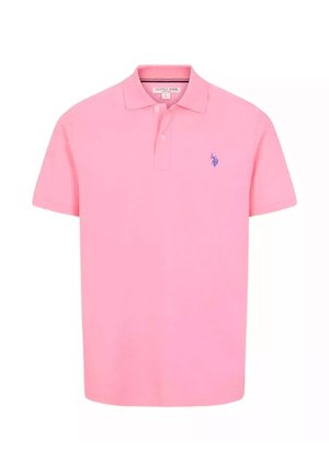 Polo a maniche corte in cotone rosa vibrante, con colletto classico, patta con tre bottoni e logo ricamato blu sul petto.
