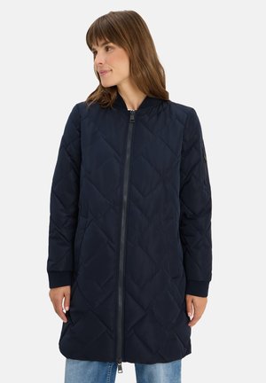 Marineblauer, gestepptener langer Mantel mit Reißverschluss auf der Vorderseite, Kapuze und gerippten Bündchen, versehen mit einem Diamantmuster und seitlichen Taschen.