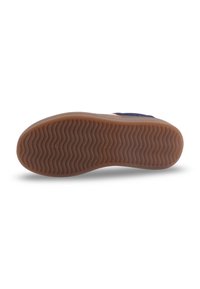 Semelle en caoutchouc présentant une texture ondulée, de couleur brun clair, avec un bord renforcé et une surface lisse pour une meilleure adhérence.