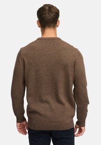 Brązowy sweter dzianinowy z prążkowanym dekoltem, dopasowanymi mankietami i gładką fakturą. Posiada regularny krój i minimalne wykończenie.